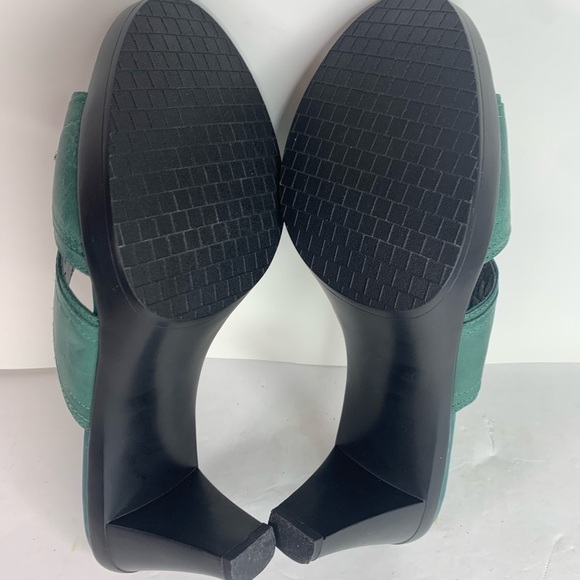 Bella Vita Green Sandals with Open Toe and Crystal Embellishments - Picture 10 of 10